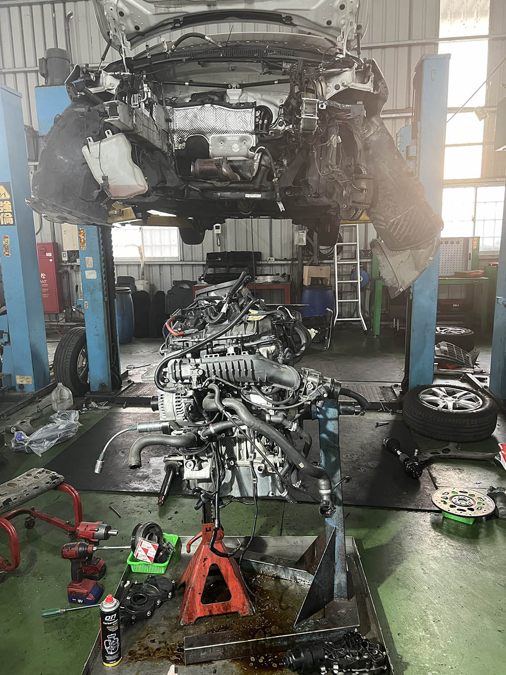 進口車引擎吊出車體,車輛上舉於雙柱舉升機
