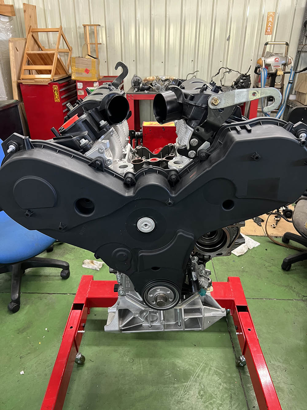 V6 引擎總成組裝完成待安裝
