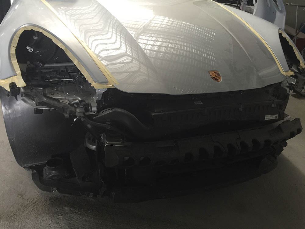 保時捷車頭板件施工中