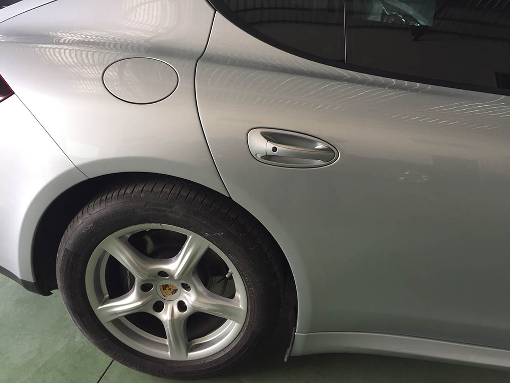 保時捷鈑金烤漆完工後車身側面
