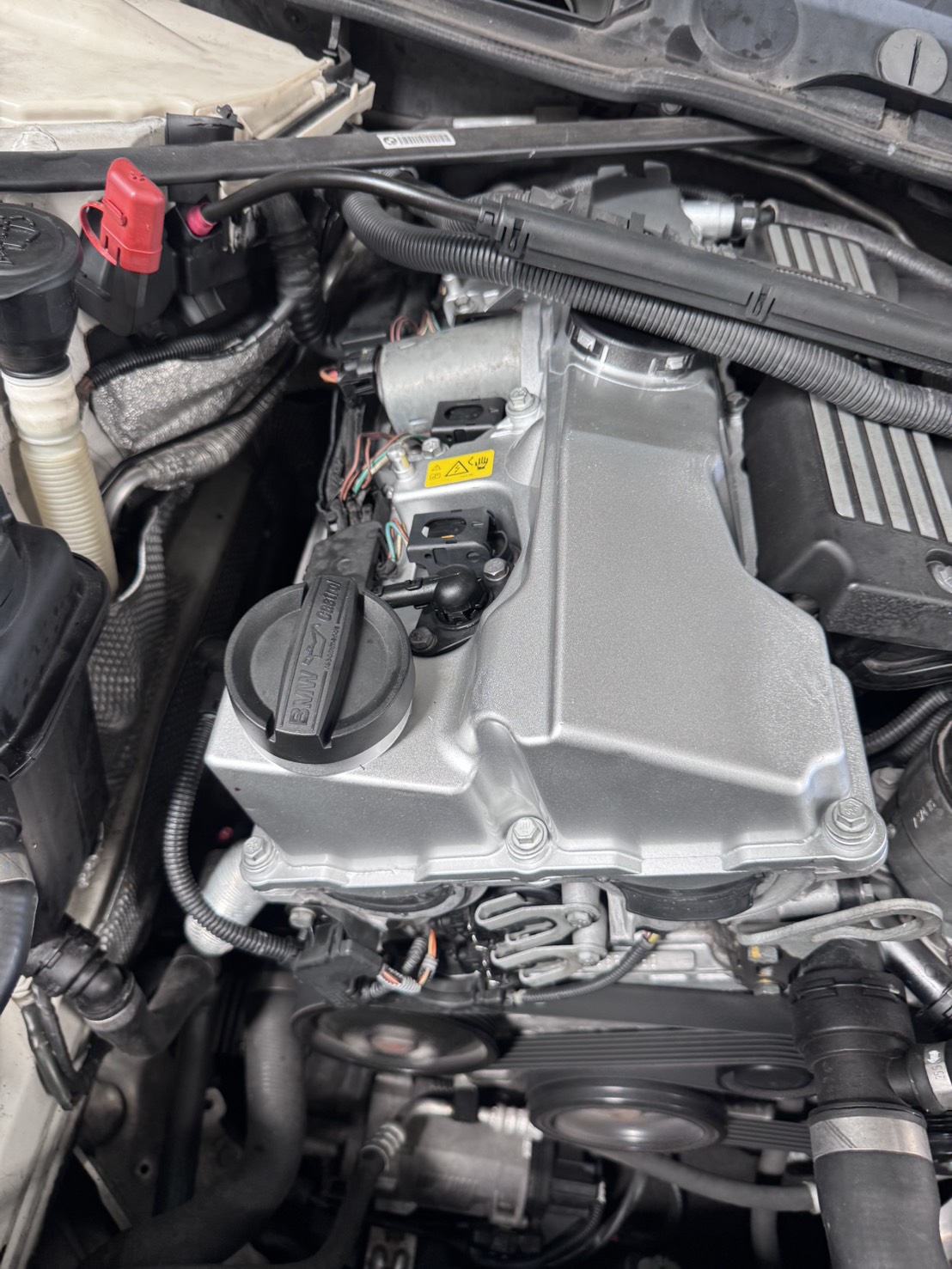台中BMW X1引擎漏油、煞車異聲、機油消耗快?N46N汽門蓋更換級鋁合金+前後煞車碟盤來令片全套更換,E84實車圖解