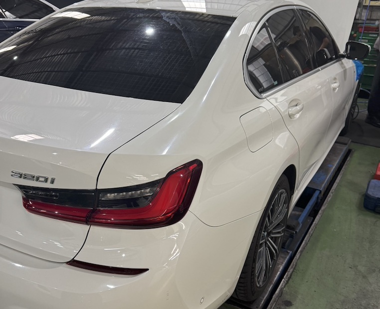 BMW 320i 一直吃機油？B48 引擎氣門油封老化的三大警訊，拖久了火星塞浸油、觸媒也會壞